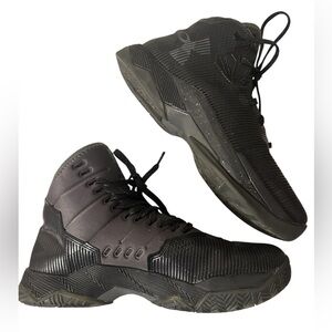 Under Armour Steph Curry Youth Size 7Pre owned in great condition.Black